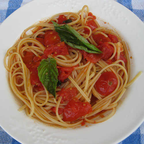 Spaghetti al pomodoro fresco.