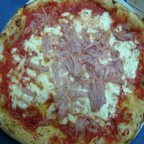 Pizza "Margherita con prosciutto cotto".